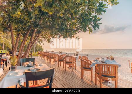 Restaurant im Freien am Strand. Tischeinstellung im tropischen Strandrestaurant. Stockfoto