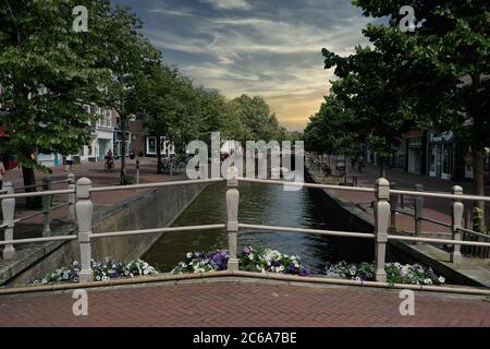 Europa Niederlande Leeuwarden, Niederlande Leeuwarden Centre am 2020. Juni bei Sonnenuntergang, ein Boot durch den Kanal fahren Stockfoto