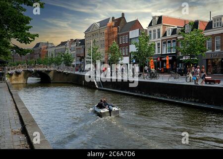 Europa Niederlande Leeuwarden, Niederlande Leeuwarden Centre am 2020. Juni, ein Boot, das durch den Kanal fährt Stockfoto