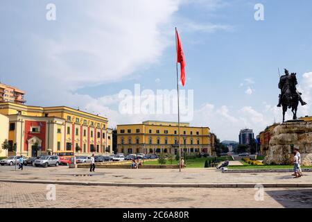 TIRANA - AUG 14, 2009 : zentraler Platz und Skanderberg Statue in Tirana, Albanien. Dieses 11 m lange Denkmal wurde im 1968 auf der 500. ann eingeweiht Stockfoto