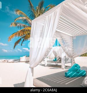 Gelassenheit Strand Hintergrund, Luxus Strand Baldachin und Reise oder Sommerurlaub. Tourismus für Sommerurlaub Urlaubsziel Lounge Canopy Strand Stockfoto