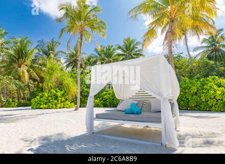 Gelassenheit Strand Hintergrund, Luxus Strand Baldachin und Reise oder Sommerurlaub. Tourismus für Sommerurlaub Urlaubsziel Lounge Canopy Strand Stockfoto