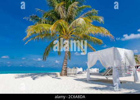 Gelassenheit Strand Hintergrund, Luxus Strand Baldachin und Reise oder Sommerurlaub. Tourismus für Sommerurlaub Urlaubsziel Lounge Canopy Strand Stockfoto