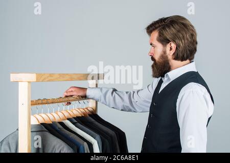 Konzentriert auf Arbeit. Männliche Schönheit und Mode. Bärtiger Mann Schneiderkleidung. Formelle und Büro Garderobe. Geschäftsmann. Zuversichtlich Schneider Gestaltung männliche Jacke. Schöner sartor mit Maßband. Stockfoto