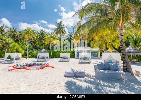 Komfortable Liege mit Baldachin auf vip Strand Seascape. Entspannungszone, tropisches Resort Hotel Strandlandschaft. Palmen über weißem Sand, Urlaub