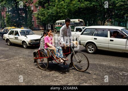 Zwei Frauen in einem Trishaw-Taxi in Yangon, Myanmar Stockfoto