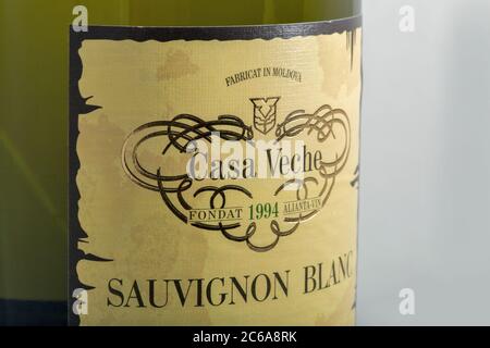 KIEW, UKRAINE - 15. MAI 2020: Weinflaschenetikett Cabernet Sauvignon Blanc von Casa Veche Moldawische Weingut in Nahaufnahme gegen Weiß. Stockfoto