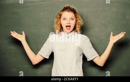 Lehrerin vor der Tafel. Lehrer erklären hartes Thema. Lehrer bester Freund der Lernenden. Guter Lehrer ist Meister der Vereinfachung. Leidenschaft für Wissen. Unterricht könnte mehr Spaß machen. Stockfoto