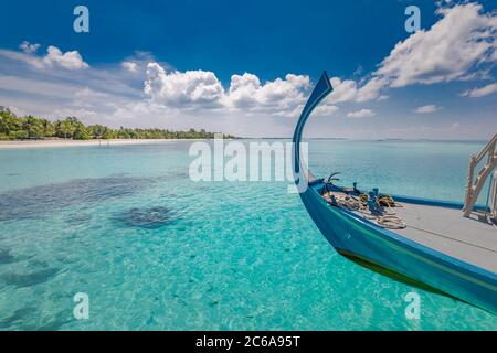 Inspirierendes Stranddesign der Malediven. Malediven traditionelles Boot Dhoni und perfektes blaues Meer mit Lagune. Luxuriöses tropisches Paradies. Sommerurlaub Stockfoto