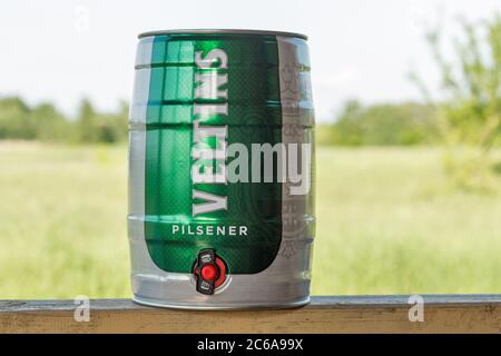 KIEW, UKRAINE - 06. JUNI 2020: Veltins Bier Pilsener Fass Nahaufnahme im Freien. Veltins ist eine Marke der deutschen Brauerei mit Sitz in Meschede-Grevenstein. Stockfoto