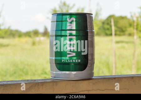 KIEW, UKRAINE - 06. JUNI 2020: Veltins Bier Pilsener Fass Nahaufnahme im Freien. Veltins ist eine Marke der deutschen Brauerei mit Sitz in Meschede-Grevenstein. Stockfoto