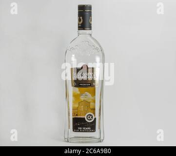 KIEW, UKRAINE - 17. JUNI 2020: Litauische Barska Premium Wodka Flasche Nahaufnahme vor weißem Hintergrund. Stockfoto