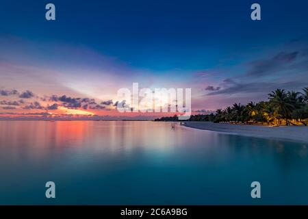 Palmen Sandstrand Sonnenaufgang. Silhouette von Palmen schönen Sonnenuntergang auf dem tropischen Meer Strand Hintergrund für Reisen im Urlaub entspannen Insel Stockfoto