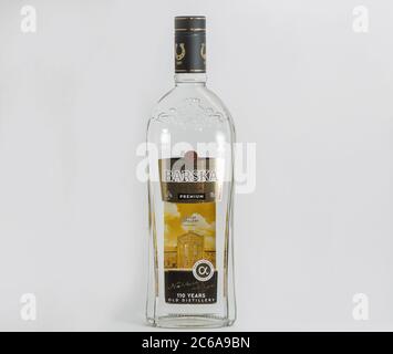 KIEW, UKRAINE - 17. JUNI 2020: Litauische Barska Premium Wodka Flasche Nahaufnahme vor weißem Hintergrund. Stockfoto