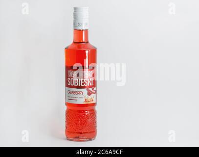 KIEW, UKRAINE - 17. JUNI 2020: Sobieski Cranberry Wodka Flasche Nahaufnahme vor weißem Hintergrund. Sobieski ist polnische Marke von Wodka aus Roggen, Stockfoto