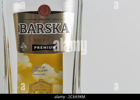 KIEW, UKRAINE - 17. JUNI 2020: Litauische Barska Premium Wodka Flasche Etikett Nahaufnahme vor weißem Hintergrund. Stockfoto