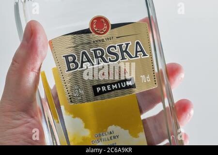 KIEW, UKRAINE - 17. JUNI 2020: Litauische Barska Premium Wodka-Flasche in menschlicher Hand Nahaufnahme vor weißem Hintergrund. Stockfoto