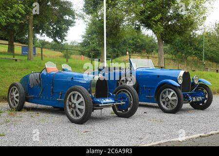 Zwei alte Bugattis, die am Prescott Hill Climb in Gloucestershire, Großbritannien, geparkt sind. Stockfoto