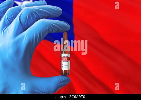 Taiwan Flagge mit Coronavirus Covid-19 Konzept. Arzt mit blauen Schutzhandschuhen mit einer Impfstoffflasche. Epidemic Virus, Cov-19, Corona vir Stockfoto