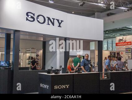 KIEW, UKRAINE - 21. MAI 2015: Besucher besuchen den Stand der professionellen Videokameras von Sony auf der Internationalen Messe für Fernsehen und Radio in ACCO EC. Es ist das wichtigste Jahr Stockfoto