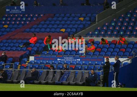 Die Vertreter von Blackburn Rovers beobachten soziale Distanzierungen in ihren Sitzen, während der Cardiff City Manager Neil Harris (r) und Blackburn Rovers Manager Tony Mowbray (vorne sitzend) aus dem Dugout schauen. EFL Skybet Championship match, Cardiff City gegen Blackburn Rovers im Cardiff City Stadium in Cardiff am Dienstag, den 7. Juli 2020. Dieses Bild darf nur für redaktionelle Zwecke verwendet werden. Nur für redaktionelle Zwecke, Lizenz für kommerzielle Nutzung erforderlich. Keine Verwendung in Wetten, Spiele oder ein einzelner Club / Liga / Spieler Publikationen. PIC von Andrew Orchard / Andrew Orchard Sport Fotografie / Alamy Live News Stockfoto