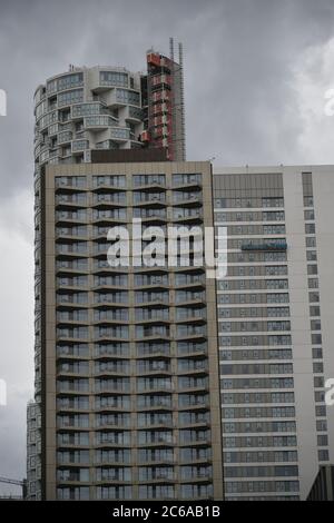 Geometrische Formen und Nahaufnahme der Wohnsiedlung im Osten Londons, Canary Wharf 2020 Stockfoto