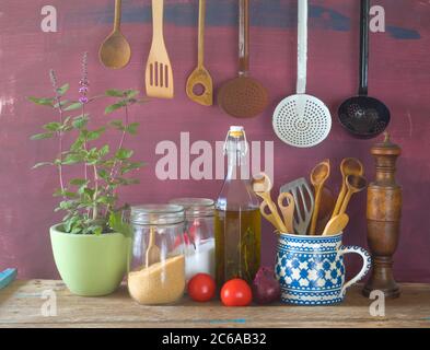 Küchengeräte, Kräuter, Gemüse, Stillleben in der Küche, Kochkonzept Stockfoto