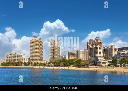 tokio, japan - märz 04 2020: Meereslandschaft der künstlichen Insel Odaiba, wo Touristen den Frühling entlang des Odaiba Marine Park und Odaiba Strand genießen Stockfoto