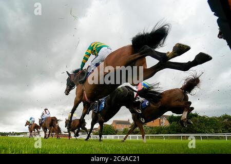 Eine allgemeine Ansicht, wie Läufer eine Flucht von Hürden in der irischen Vollblut Marketing Mares' Novizen' Hurdle (GBB Race) (Div 2) auf Stratford-on-Avon Racecourse. Stockfoto