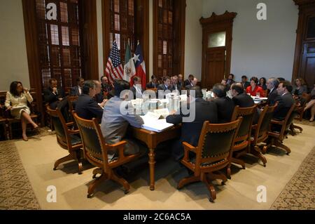 6. November 2003 Austin, TX Policy Meeting zwischen Texas und Mexiko Beamten während Mexiko Präsident Vincente Fox Besuch in der Texas State Capitol, wo er und Gouverneur Rick Perry diskutieren Wasserrechte, Einwanderung und andere Grenzfragen gemeinsam mit Texas und Mexiko. ©Bob Daemmrich Stockfoto