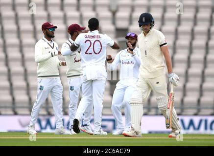 Shannon Gabriel von West Indies (Mitte) feiert das Einnehmen des Wickels von Englands Rory Burns (rechts) am ersten Tag der Test Series im Ageas Bowl, Southampton. Stockfoto