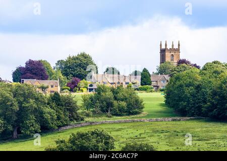 Eine lange Aufnahme der auf dem Hügel gelegenen Cotswold-Stadt Stow on the Wold, Gloucestershire, Großbritannien