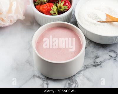 Kollagen-Protein-Pulver in Schüssel auf Marmor Stockfoto