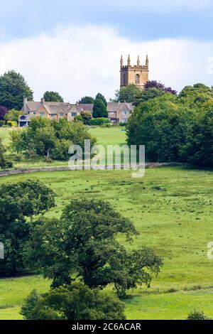 Eine lange Aufnahme der auf dem Hügel gelegenen Cotswold-Stadt Stow on the Wold, Gloucestershire, Großbritannien Stockfoto