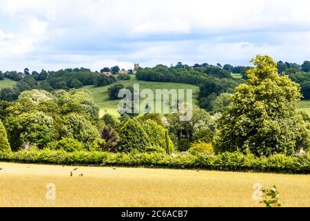 Eine lange Aufnahme der auf dem Hügel gelegenen Cotswold-Stadt Stow on the Wold, Gloucestershire, Großbritannien