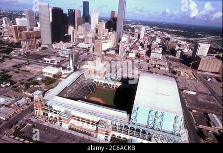 Houston, Texas, August 2001: Enron Field im Stadtzentrum von Houston, Heimstadion der Houston Astros Major League Baseballmannschaft. (Hinweis: der name des stadions wurde 2002 nach Enrons Konkurs in Minute Maid Park geändert.) ©Bob Daemmrich Stockfoto