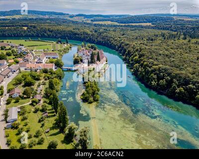 Luftaufnahme der Rheinauer Klosterinsel am Rhein, Schweiz Stockfoto
