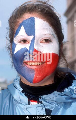 Austin, Texas, USA, 2. März 2002: Die patriotische Texanerin trotzt einem kalten texanischen Winterwind, wenn sie während der Festlichkeiten des Texas Independence Day die Congress Avenue zum Texas Capitol raufmarschiert. An diesem Tag wurde der Lone Star State 1836 von Mexiko unabhängig. ©Bob Daemmrich Stockfoto