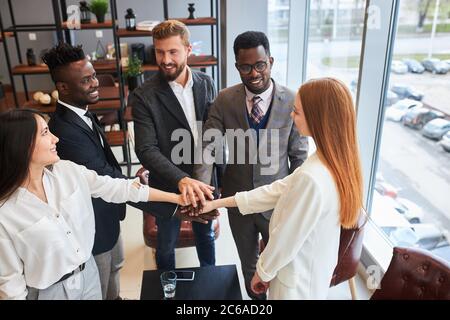 Multiethnische, interrassische Freundschaft, Partnerschaftskonzept. Internationale Gruppe von Geschäftsleuten hat sich im Büro zusammengetan Stockfoto