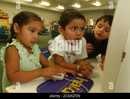 San Benito, Texas, 2002. Oktober: Kinder aus einkommensschwachen Familien im gesamten Rio Grande Valley von Texas besuchen tägliche Kurse in der La Gallina Head Start Einrichtung nördlich von Brownsville. Tausende von Familien werden in den Bezirken Cameron und Willacy betreut, mit 38 Schulen für drei- und vierjährige Kinder im Rahmen des Head Start-Programms, das in den 1960er Jahren vom ehemaligen Präsidenten Lyndon Johnson ins Leben gerufen wurde. Diese Vorschulkinder arbeiten zusammen an einem computerbasierten Lernprogramm. ©Bob Daemmrich Stockfoto