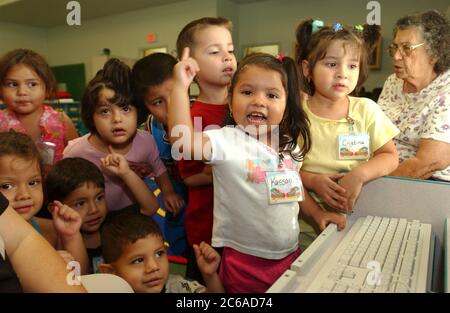 San Benito, Texas, 2002. Oktober: Kinder aus einkommensschwachen Familien im gesamten Rio Grande Valley von Texas besuchen tägliche Kurse in der La Gallina Head Start Einrichtung nördlich von Brownsville. Tausende von Familien werden in den Bezirken Cameron und Willacy betreut, mit 38 Schulen für drei- und vierjährige Kinder im Rahmen des Head Start-Programms, das in den 1960er Jahren vom ehemaligen Präsidenten Lyndon Johnson ins Leben gerufen wurde. ©Bob Daemmrich Stockfoto