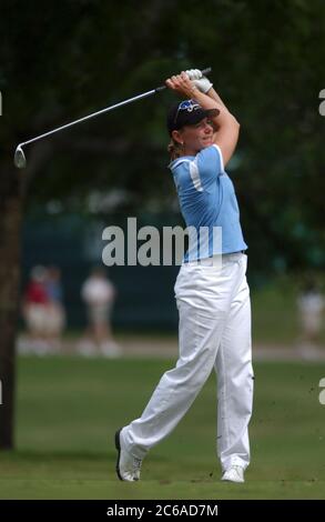 Fort Worth, Texas, USA, Mai 23 2003: Die schwedische Profi-Golferin Annika Sorenstam tritt in der zweiten Runde des alljährlichen kolonialen PGA-Turniers 57. an. Sie endet mit fünf über dem Par und verpasst den Schnitt für die letzten beiden Runden um vier Züge. Sorenstam gewann die Herzen der rekordbrechenden Massen in ihrem Versuch, die erste Frau zu sein, die in einem Männer-PGA-Turnier seit über 50 Jahren den Durchbruch schaffte. ©Bob Daemmrich Stockfoto