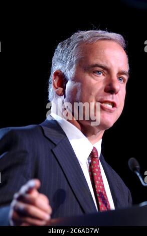 Austin, Texas, USA, Juli 14 2003: Der demokratische Präsidentschaftskandidat Howard Dean spricht vor dem National Council of La Raza Convention und erzählt der größten Gruppe hispanischer Führer landesweit, dass die Bush-Administration in den USA versagt hat Hispanos im Gesundheits- und Sozialwesen. ©Bob Daemmrich Stockfoto