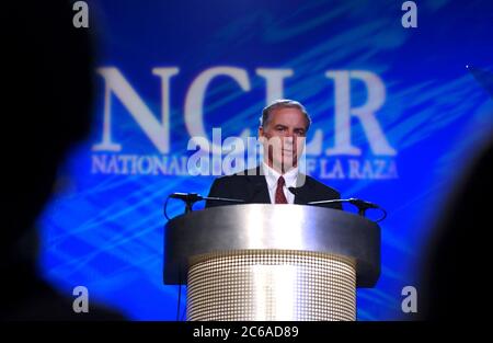 Austin, Texas, USA, Juli 14 2003: Der demokratische Präsidentschaftskandidat Howard Dean spricht vor dem National Council of La Raza Convention und erzählt der größten Gruppe hispanischer Führer landesweit, dass die Bush-Administration in den USA versagt hat Hispanos im Gesundheits- und Sozialwesen. ©Bob Daemmrich Stockfoto