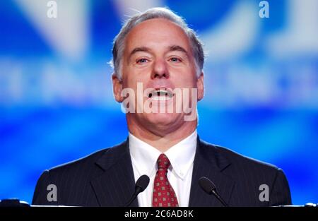 Austin, Texas, USA, Juli 14 2003: Der demokratische Präsidentschaftskandidat Howard Dean spricht vor dem National Council of La Raza Convention und erzählt der größten Gruppe hispanischer Führer landesweit, dass die Bush-Administration in den USA versagt hat Hispanos im Gesundheits- und Sozialwesen. ©Bob Daemmrich Stockfoto