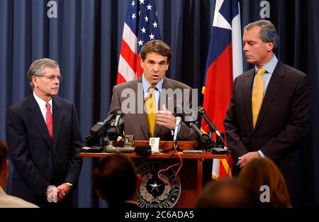 Austin, Texas, USA, 6. August 2003: Führende Vertreter von Texas, darunter Gouverneur Rick Perry, LT. Gouverneur David Dewhurst (rechts) und Haussprecher Tom Craddick (links) (R-Midland) treffen sich am zweiten Dienstag in Folge mit der Presse, um für die Rückkehr von elf Senatdemokraten zu plädieren, die sich in einem Hotel in New Mexico verkriechen, um ein Gesetz zur Umverteilung des Kongresses zu blockieren. Perry kündigte die Unterzeichnung eines Beschlusses an, um 700 Millionen Dollar an texanische Schulen zu übergeben, die ohne die Präsenz der Demokraten in Austin nicht möglich gewesen wären. ©Bob Daemmrich Stockfoto