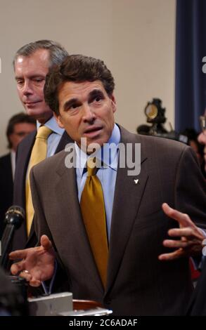 Austin, Texas 6. August 2003: Führende Politiker aus Texas, darunter Gouverneur Rick Perry und LT. Gouverneur David Dewhurst (Hintergrund), treffen sich am zweiten Dienstag in Folge mit der Presse, um die Rückkehr von elf Senatdemokraten zu fordern, die sich in einem Hotel in New Mexico verkriechen, um ein Gesetz zur Umverteilung im Kongress zu blockieren. Perry kündigte die Unterzeichnung eines Beschlusses an, um 700 Millionen Dollar an texanische Schulen zu übergeben, die ohne die Präsenz der Demokraten in Austin nicht möglich gewesen wären. ©Bob Daemmrich Stockfoto