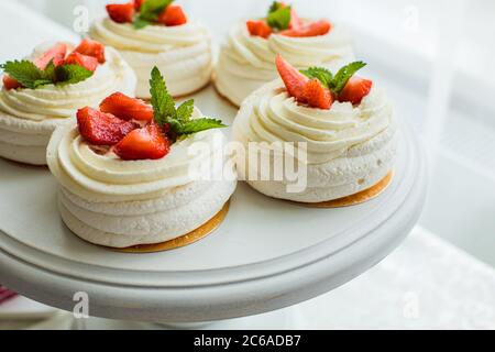 Die zarten Baiser Kuchen mit Erdbeeren und Minze Stockfoto