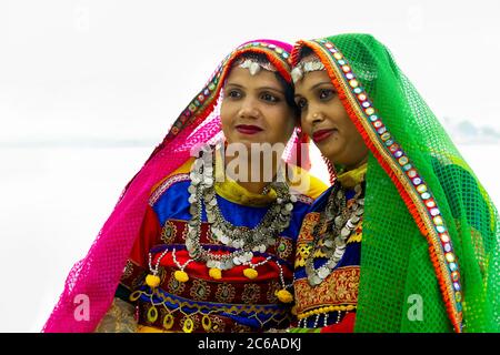 Zwei indische Frauen in traditionellen bunten Kleidern und Schmuck in Udaipur, Rajasthan, Indien gekleidet. Stockfoto