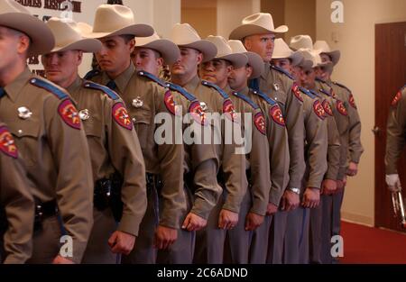 Austin, Texas, USA, 5. September 2003: Die neue Kadettenklasse des Ministeriums für öffentliche Sicherheit (DPS) erhält ihre Provisionen an einem feierlichen Freitag, bei dem 160 Soldaten zur texanischen Polizei hinzugefügt werden. Die DPS-Offiziere sind die sichtbarsten Verbrecher in Texas und patrouillieren die tausende Kilometer langen Highways des Bundesstaates. ©Bob Daemmrich Stockfoto